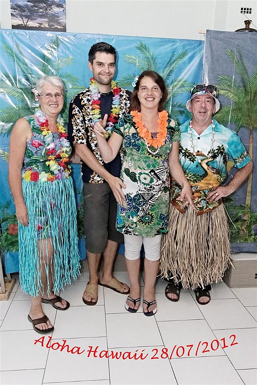 HawaiiParty (12).jpg - Met de aanwezigen op de foto